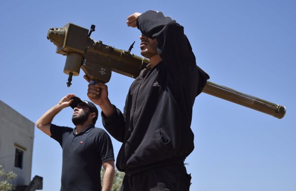 Rebel-fighters monitor the sky holding a man-portable air-defence system (MANPADS) in the Syrian village of Teir Maalah, on the northern outskirts of Homs, on April 20, 2016. Rebel-fighters monitor the sky holding a man-portable air-defence system (MANPADS) in the Syrian village of Teir Maalah, on the northern outskirts of Homs, on April 20, 2016. - Sputnik International