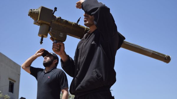 Rebel-fighters monitor the sky holding a man-portable air-defence system (MANPADS) in the Syrian village of Teir Maalah, on the northern outskirts of Homs, on April 20, 2016. - Sputnik International