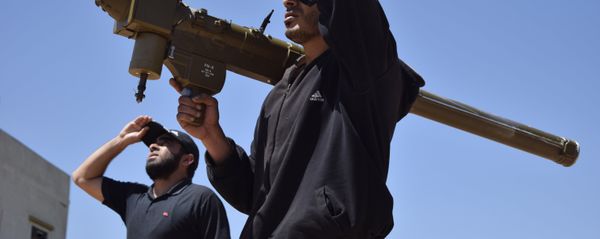 Rebel-fighters monitor the sky holding a man-portable air-defence system (MANPADS) in the Syrian village of Teir Maalah, on the northern outskirts of Homs, on April 20, 2016. Rebel-fighters monitor the sky holding a man-portable air-defence system (MANPADS) in the Syrian village of Teir Maalah, on the northern outskirts of Homs, on April 20, 2016. - Sputnik International