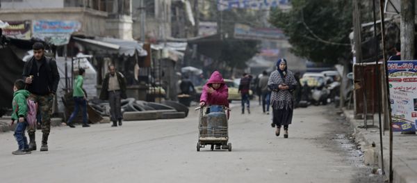 Syrian girl pushes a cart loaded with cooking gas canisters, in Aleppo, Syria. - Sputnik International