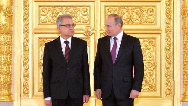 Russian President Vladimir Putin and Ambassador Extraordinary and Plenipotentiary of the Republic of Poland to Russia Wlodzimierz Aleksander Marciniak, left - Sputnik International
