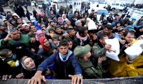 Syrians evacuated from eastern Aleppo, reach out for Russian food aid in government controlled Jibreen area in Aleppo, Syria November 30, 2016. - Sputnik International