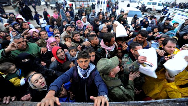 Syrians evacuated from eastern Aleppo, reach out for Russian food aid in government controlled Jibreen area in Aleppo, Syria November 30, 2016. - Sputnik International