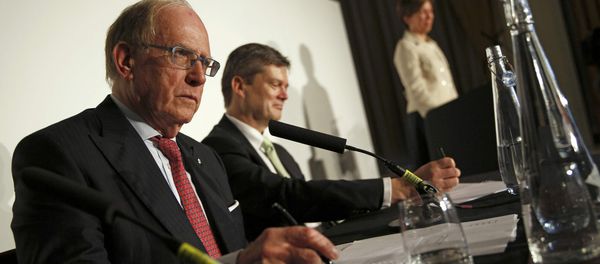 Lawyer Richard McLaren (L) takes questions after delivering his second and final part of a report for the World Anti-Doping Agency (WADA), at a news conference in London, Britain December 9, 2016 Lawyer Richard McLaren (L) takes questions after delivering his second and final part of a report for the World Anti-Doping Agency (WADA), at a news conference in London, Britain December 9, 2016 - Sputnik International
