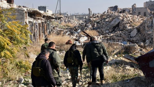 Syrian pro-government forces walk amidst the rubble in old Aleppo's Jdeideh neighbourhood on December 9, 2016 Syrian pro-government forces walk amidst the rubble in old Aleppo's Jdeideh neighbourhood on December 9, 2016 - Sputnik International