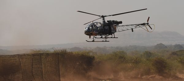 Indian soldiers watch as a 120mm Brandt Mortar is lowered from a Cheetah helicopter (File) - Sputnik International