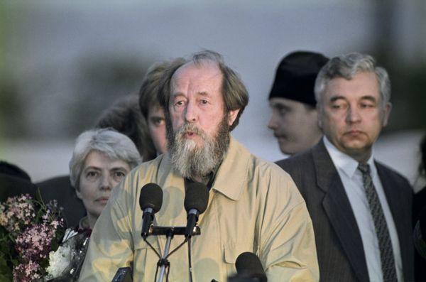 Natalya Solzhenitsyna and Alexander Solzhenitsyn visit Vladivostok. File photo  - Sputnik International