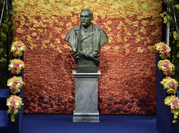 A bust of Swedish industrialist and armaments manufacturer Alfred Nobel is pictured on the stage of Stockholm Concert Hall prior to the 2015 Nobel prize award ceremony on December 10, 2015 - Sputnik International