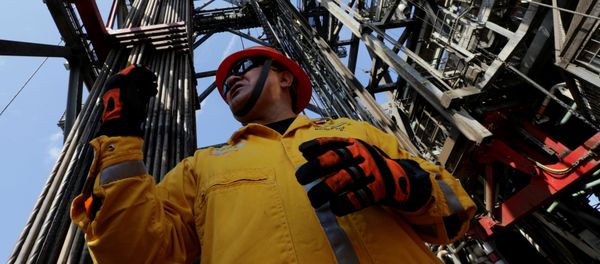 Employee works at the Centenario deep-water oil platform in the Gulf of Mexico off the coast of Veracruz, Mexico January 17, 2014 - Sputnik International