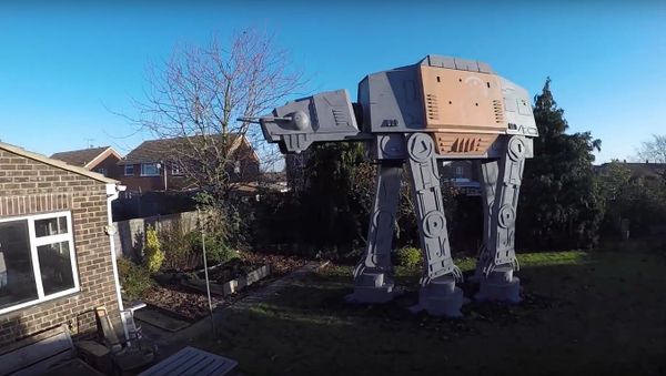 GIANT Star Wars AT-ACT Garden Den - Sputnik International
