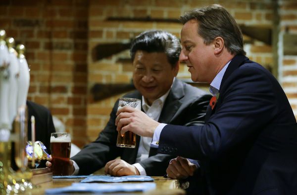 Then Britain's Prime Minister David Cameron, right, drinks a pint of beer with Chinese President Xi Jinping, at The Plough pub in Casden, England on October 22, 2015. Then Britain's Prime Minister David Cameron, right, drinks a pint of beer with Chinese President Xi Jinping, at The Plough pub in Casden, England on October 22, 2015. - Sputnik International