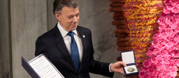 Nobel Peace Prize laureate Colombian President Juan Manuel Santos poses with the medal and diploma during the Peace Prize awarding ceremony at the City Hall in Oslo, Norway December 10, 2016 Nobel Peace Prize laureate Colombian President Juan Manuel Santos poses with the medal and diploma during the Peace Prize awarding ceremony at the City Hall in Oslo, Norway December 10, 2016 - Sputnik International