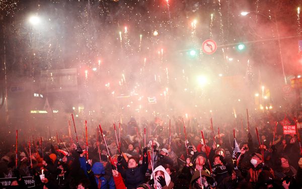 People set off fireworks on a road leading to the Presidential Blue House during a protest calling for South Korean President Park Geun-hye to step down in central Seoul, South Korea, December 10, 2016 People set off fireworks on a road leading to the Presidential Blue House during a protest calling for South Korean President Park Geun-hye to step down in central Seoul, South Korea, December 10, 2016 - Sputnik International