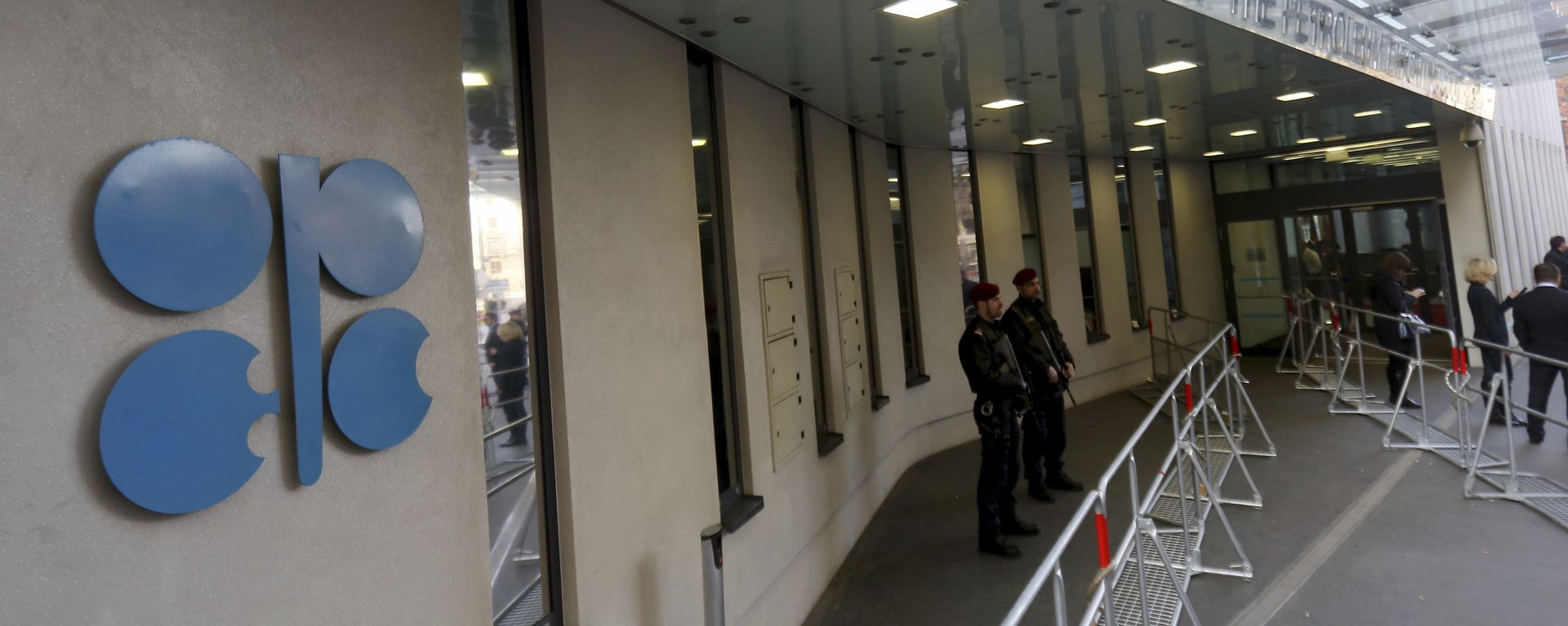 Persons stand outside the headquarters of the Organization of the Petroleum Exporting Countries, OPEC, in Vienna, Austria, Saturday, Dec. 10, 2016 - Sputnik International, 1920, 12.07.2022