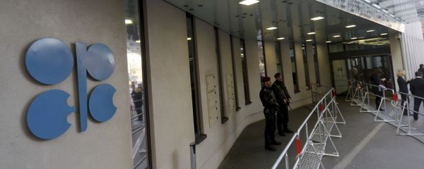 Persons stand outside the headquarters of the Organization of the Petroleum Exporting Countries, OPEC, in Vienna, Austria, Saturday, Dec. 10, 2016 Persons stand outside the headquarters of the Organization of the Petroleum Exporting Countries, OPEC, in Vienna, Austria, Saturday, Dec. 10, 2016 - Sputnik International