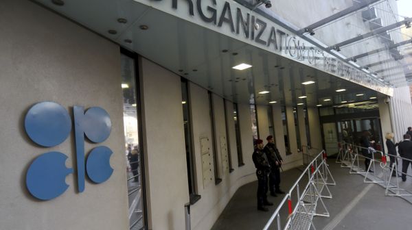 Persons stand outside the headquarters of the Organization of the Petroleum Exporting Countries, OPEC, in Vienna, Austria, Saturday, Dec. 10, 2016 - Sputnik International