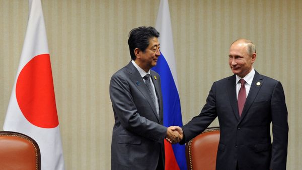 Russian President Vladimir Putin and Japanese Prime Minister Shinzo Abe, left, during a meeting on the sidelines of the APEC Leaders' Meeting in Lima - Sputnik International