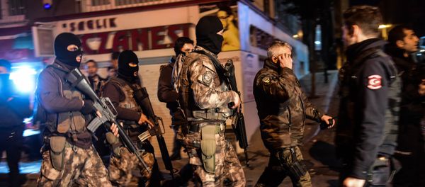 Turkish special force police officers patrol streets after a car bomb exploded near the stadium of football club Besiktas in Istanbul on December 10, 2016 - Sputnik International