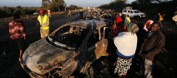 Relatives and civilians look at the wreckages of car burnt after a fireball from an tanker engulfed several vehicles and killed several people, near the Rift Valley town of Naivasha, west of Kenya's capital Nairobi, December 11, 2016 - Sputnik International