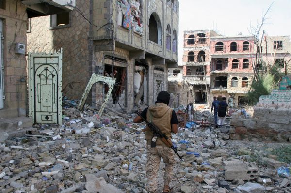 A pro-government fighter walks at the site of recent battles between Houthi fighters and pro-government troops , on the second day of a 48-hour ceasefire in the southwestern city of Taiz, Yemen November 20, 2016 A pro-government fighter walks at the site of recent battles between Houthi fighters and pro-government troops , on the second day of a 48-hour ceasefire in the southwestern city of Taiz, Yemen November 20, 2016 - Sputnik International