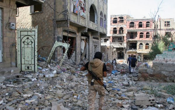 A pro-government fighter walks at the site of recent battles between Houthi fighters and pro-government troops , on the second day of a 48-hour ceasefire in the southwestern city of Taiz, Yemen November 20, 2016 A pro-government fighter walks at the site of recent battles between Houthi fighters and pro-government troops , on the second day of a 48-hour ceasefire in the southwestern city of Taiz, Yemen November 20, 2016 - Sputnik International
