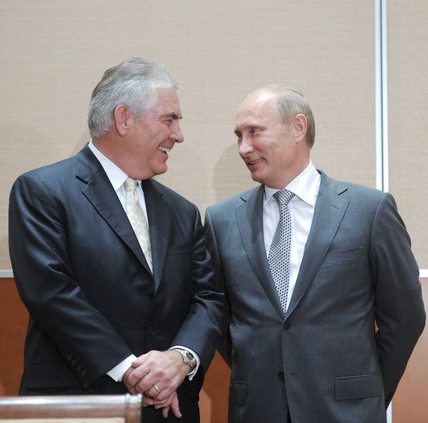 Vladimir Putin and Rex Tillerson attending the ceremony of signing of the Rosneft-ExxonMobil strategic partnership agreement, August 30, 2011 Vladimir Putin and Rex Tillerson attending the ceremony of signing of the Rosneft-ExxonMobil strategic partnership agreement, August 30, 2011 - Sputnik International