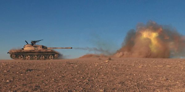 This image posted online on Dec. 10, 2016, by Daesh supporters on an anonymous photo sharing website, purports to show a tank operated by Daesh terrorists firing at Syrian troops east of Palmyra in Homs provence, Syria - Sputnik International