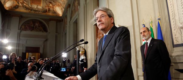 Italy's Foreign Minister Paolo Gentiloni talks to reporters after receiving a mandate to try to form the country's new government, at the Quirinal Palace in Rome, Italy December 11, 2016 - Sputnik International