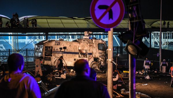 Forensic officers work as emergency officers walk with bodybags on the roof of the Vodafone Arena stadium at the site where a car bomb exploded near the stadium of football club Besiktas in central Istanbul on December 10, 2016 - Sputnik International