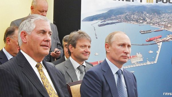 Russian President Vladimir Putin and ExxonMobil Chairman and CEO Rex Tillerson Wayne, right to left in the foreground, at the ceremony of the signing of an agreement between Rosneft and ExxonMobil on the Rosneft-Tuapse Refinery Russian President Vladimir Putin and ExxonMobil Chairman and CEO Rex Tillerson Wayne, right to left in the foreground, at the ceremony of the signing of an agreement between Rosneft and ExxonMobil on the Rosneft-Tuapse Refinery - Sputnik International