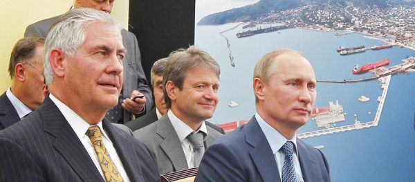 Russian President Vladimir Putin and ExxonMobil Chairman and CEO Rex Tillerson Wayne, right to left in the foreground, at the ceremony of the signing of an agreement between Rosneft and ExxonMobil on the Rosneft-Tuapse Refinery - Sputnik International