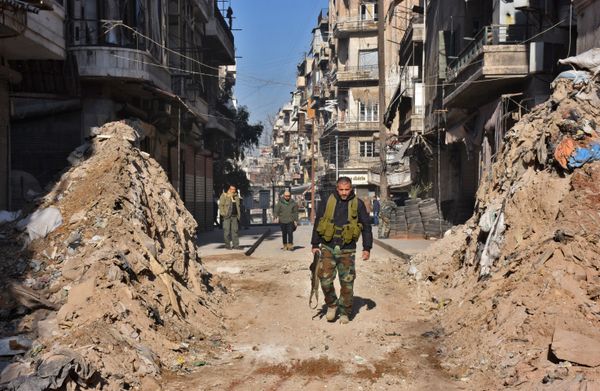 Syrian pro-government forces walk through a barricade in old Aleppo's Jdeideh neighbourhood on December 9, 2016 Syrian pro-government forces walk through a barricade in old Aleppo's Jdeideh neighbourhood on December 9, 2016 - Sputnik International