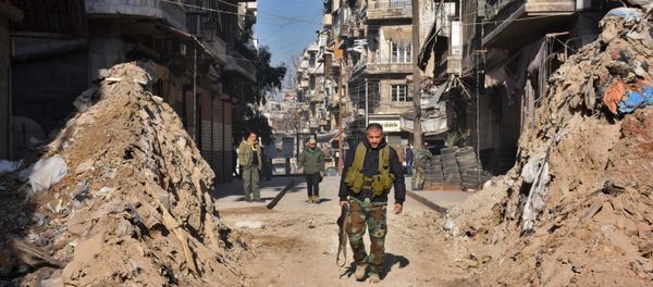 Syrian pro-government forces walk through a barricade in old Aleppo's Jdeideh neighbourhood on December 9, 2016 - Sputnik International