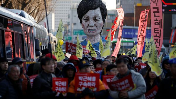 An effigy of South Korean President Park Geun-hye is seen behind people marching towards the Presidential Blue House during a protest calling for South Korean President Park Geun-hye to step down in central Seoul, South Korea, December 10, 2016 - Sputnik International