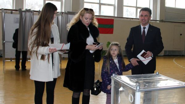 Supreme Council Chairman Vadim Krasnoselsky, his wife Svetlana and daughters at a polling station in Tiraspol during the presidential election in Transnistria Supreme Council Chairman Vadim Krasnoselsky, his wife Svetlana and daughters at a polling station in Tiraspol during the presidential election in Transnistria - Sputnik International