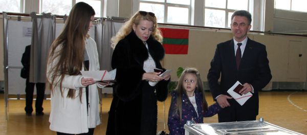 Supreme Council Chairman Vadim Krasnoselsky, his wife Svetlana and daughters at a polling station in Tiraspol during the presidential election in Transnistria Supreme Council Chairman Vadim Krasnoselsky, his wife Svetlana and daughters at a polling station in Tiraspol during the presidential election in Transnistria - Sputnik International