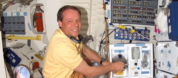 US space shuttle Discovery Mission Specialist European Space Agency (ESA) astronaut Christer Fuglesang of Sweden prepares food in the galley on the middeck of Discovery 11 December 2006 US space shuttle Discovery Mission Specialist European Space Agency (ESA) astronaut Christer Fuglesang of Sweden prepares food in the galley on the middeck of Discovery 11 December 2006 - Sputnik International