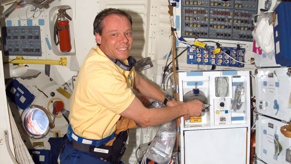 US space shuttle Discovery Mission Specialist European Space Agency (ESA) astronaut Christer Fuglesang of Sweden prepares food in the galley on the middeck of Discovery 11 December 2006 US space shuttle Discovery Mission Specialist European Space Agency (ESA) astronaut Christer Fuglesang of Sweden prepares food in the galley on the middeck of Discovery 11 December 2006 - Sputnik International