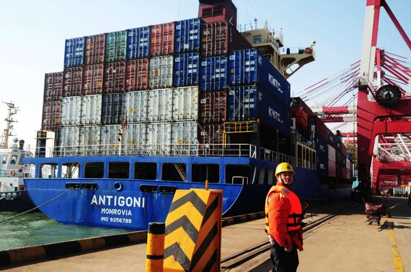 This picture taken on March 7, 2014 shows a man working beside a cargo ship in Qingdao port in Qingdao, east China's Shandong province This picture taken on March 7, 2014 shows a man working beside a cargo ship in Qingdao port in Qingdao, east China's Shandong province - Sputnik International