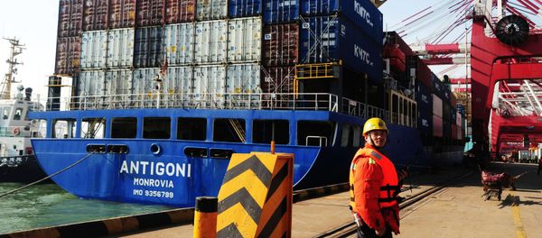 This picture taken on March 7, 2014 shows a man working beside a cargo ship in Qingdao port in Qingdao, east China's Shandong province - Sputnik International
