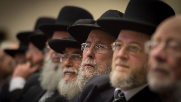 Rabbis and members of the Orthodox Jewish community attend the Installation of Chief Rabbi Ephraim Mirvis as the 11th Chief Rabbi of the United Hebrew Congregations of the UK and the Commonwealth during a ceremony at the St John's Wood Synagogue in north London on Spetember 1 2013. - Sputnik International