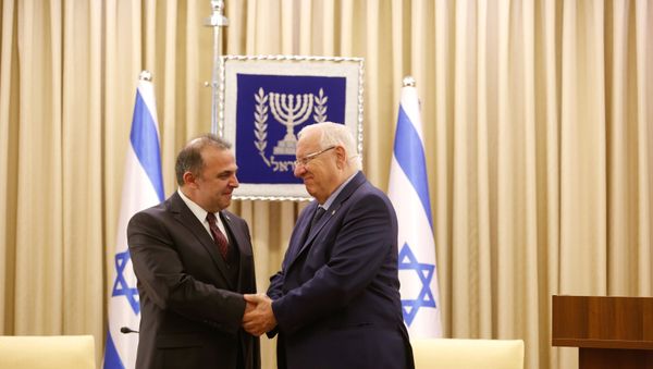 Israeli President Reuven Rivlin shakes hands with Turkish ambassador to Israel Kemal Okem during a ceremony of receiving diplomatic credentials at Rivlin official residence in Jerusalem December 12, 2016 - Sputnik International