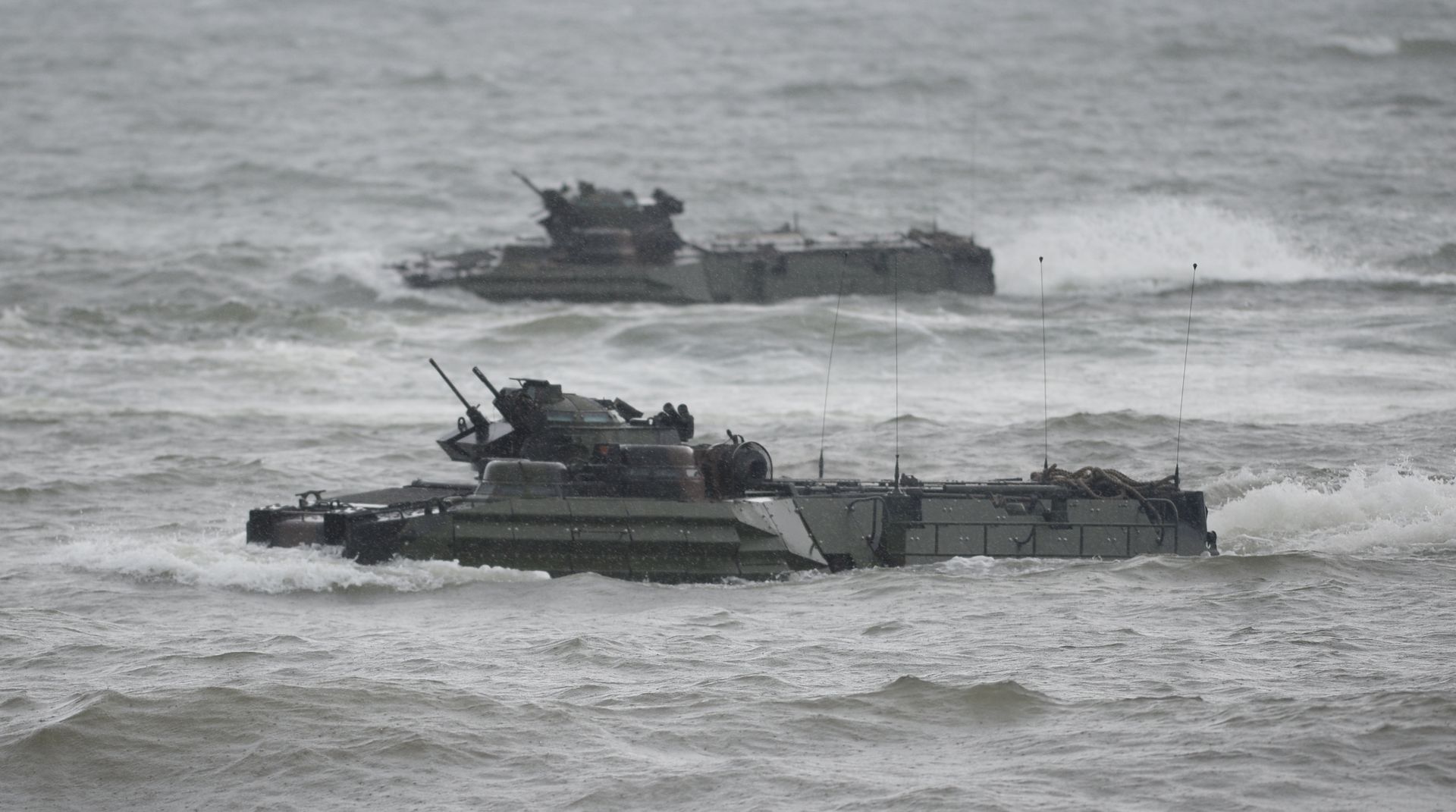 US marines Amphibious Assault vehicles (AAV) manoeuver on rough seas during a beach landing, as part of the Philippines-US amphibious landing exercise (PHIBLEX) at a naval training base facing South China sea in San Antonio town, Zambales province, north of Manila on October 7, 2016 US marines Amphibious Assault vehicles (AAV) manoeuver on rough seas during a beach landing, as part of the Philippines-US amphibious landing exercise (PHIBLEX) at a naval training base facing South China sea in San Antonio town, Zambales province, north of Manila on October 7, 2016 - Sputnik International, 1920, 23.11.2022