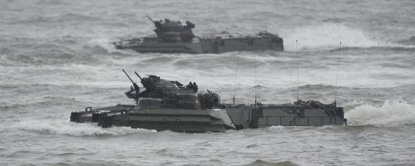 US marines Amphibious Assault vehicles (AAV) manoeuver on rough seas during a beach landing, as part of the Philippines-US amphibious landing exercise (PHIBLEX) at a naval training base facing South China sea in San Antonio town, Zambales province, north of Manila on October 7, 2016 - Sputnik International