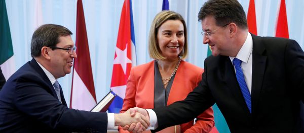 Cuba's Foreign Minister Bruno Rodriguez shakes hands with Slovakian Foreign Minister Miroslav Lajcak next to European Union foreign policy chief Federica Mogherini after signing a EU-Cuba Political Dialogue and Cooperation Agreement in Brussels, Belgium December 12, 2016 - Sputnik International