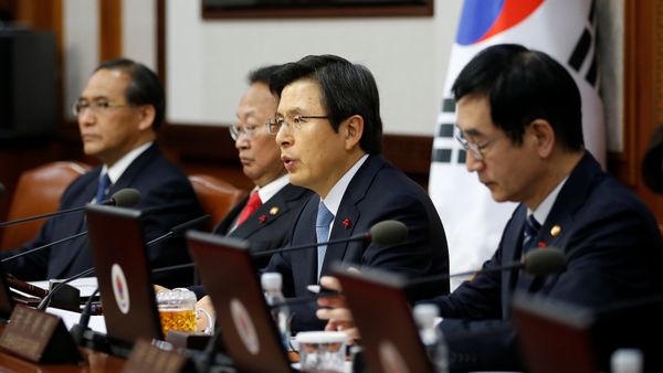 South Korean Prime Minister and the acting President Hwang Kyo-ahn speaks during a cabinet meeting at the Goverment Complex in Seoul, South Korea, December 9, 2016 - Sputnik International