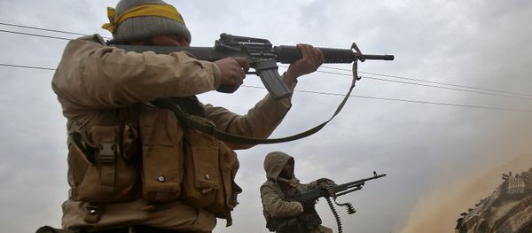 Iraqi Shiite fighters from the Hashed al-Shaabi (Popular Mobilisation) paramilitaries fire their weapons as they advance near the town of Tal Abtah, south of Tal Afar, on November 30, 2016 Iraqi Shiite fighters from the Hashed al-Shaabi (Popular Mobilisation) paramilitaries fire their weapons as they advance near the town of Tal Abtah, south of Tal Afar, on November 30, 2016 - Sputnik International