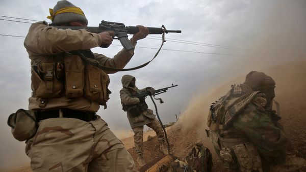 Iraqi Shiite fighters from the Hashed al-Shaabi (Popular Mobilisation) paramilitaries fire their weapons as they advance near the town of Tal Abtah, south of Tal Afar, on November 30, 2016 - Sputnik International
