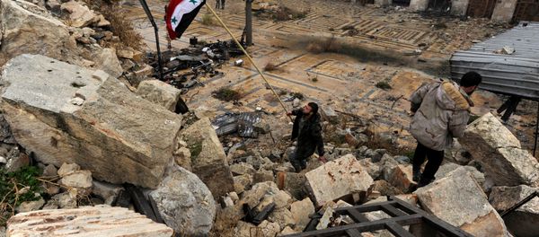 A member of forces loyal to Syria's President Bashar al-Assad attempts to erect the Syrian national flag inside the Umayyad mosque, in the government-controlled area of Aleppo, during a media tour, Syria December 13, 2016 - Sputnik International