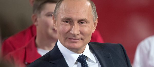 Russian President Vladimir Putin talks to workers in the ETERNO shop of the Chelyabinsk Pipe-Rolling Plant - Sputnik International